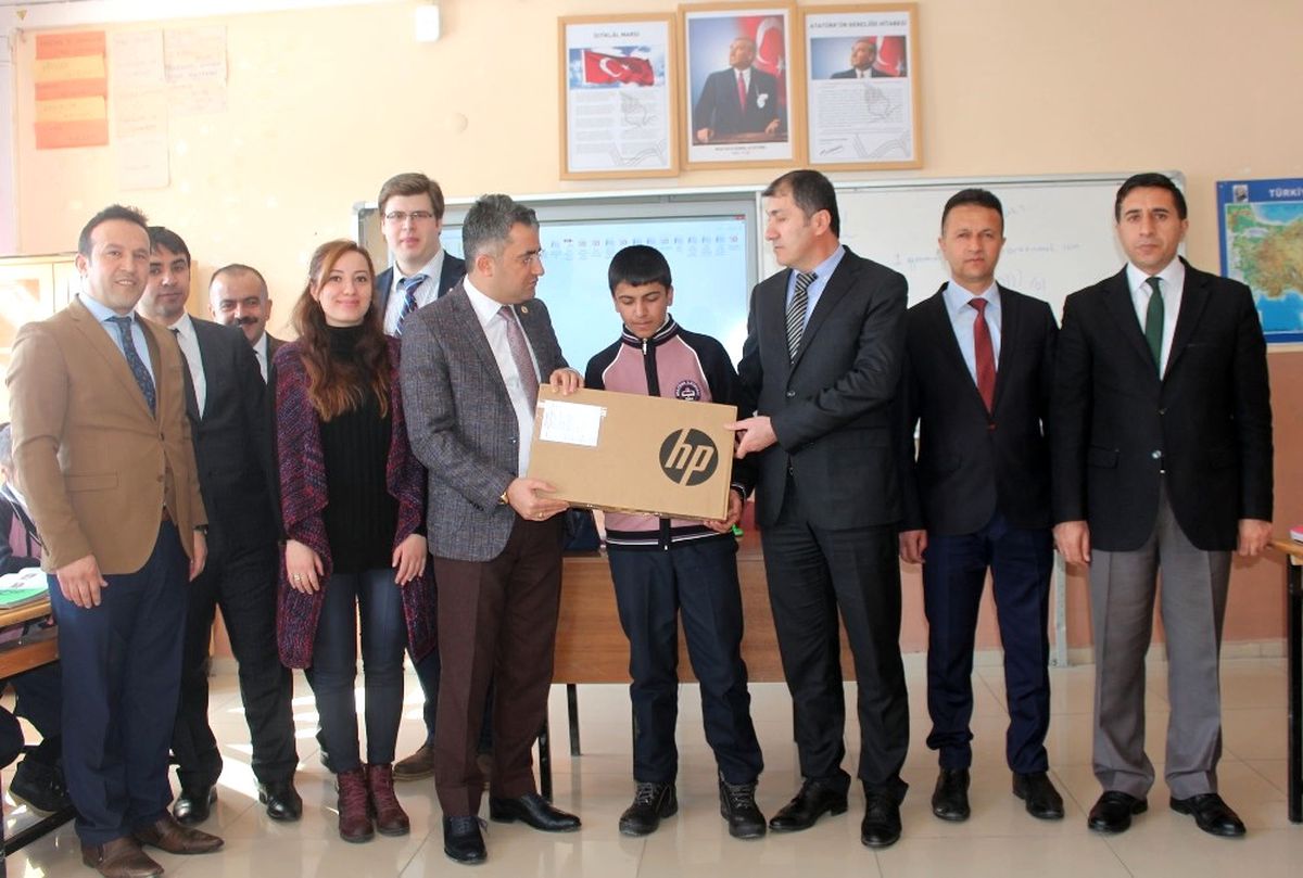 Kaymakam Çınar\'dan Başarılı Öğrenciye Dizüstü Bilgisayar