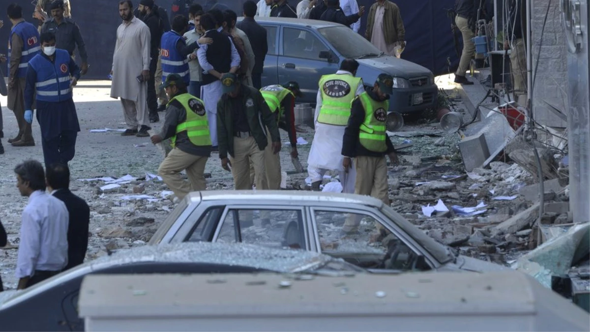 Pakistan\'da Alışveriş Merkezinde Bombalı Saldırı: En Az 8 Ölü