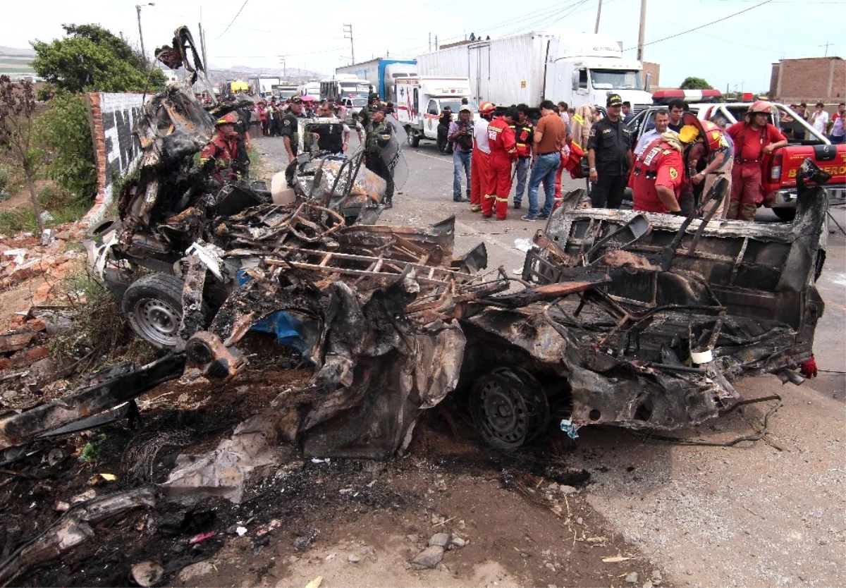 Peru\'da Üç Araç Birbirine Girdi 16 Ölü