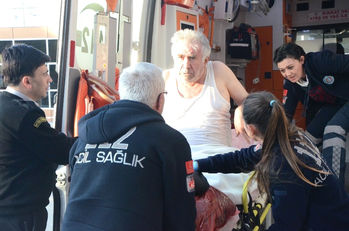Porsuk Çayı\'na Düşen Yaşlı Adamı Vatandaşlar Kurtardı