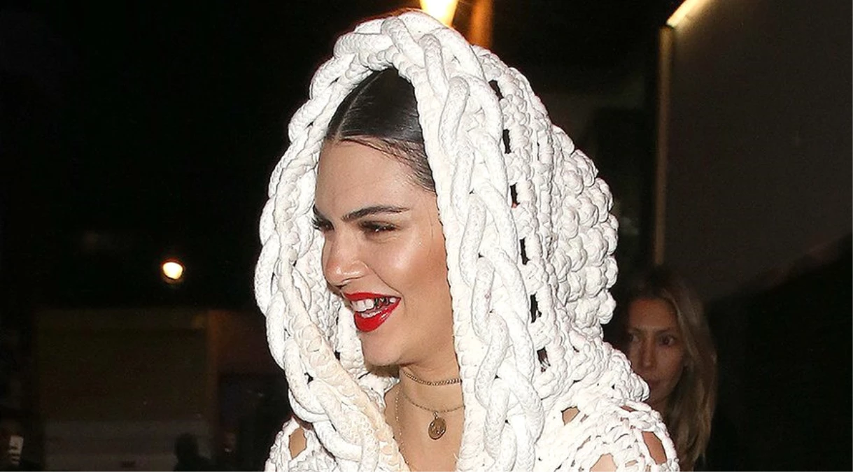 Ünlü Model Kendall Jenner Altın Diş Taktırdı