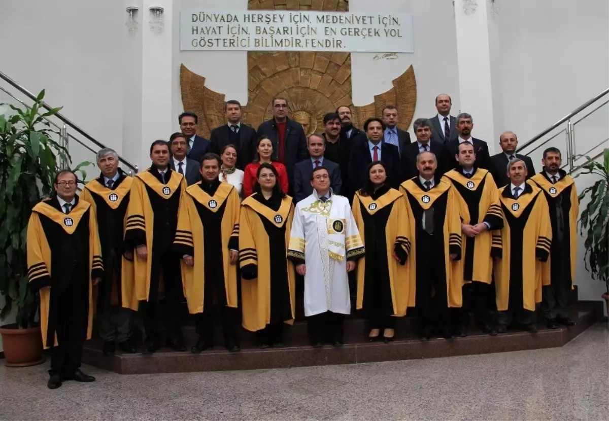 Unvanda Yükselen Akademisyenlere Cübbeleri Giydirildi