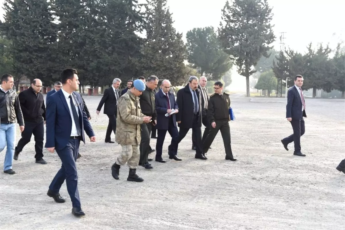 Vali Demirtaş, Recai Engin Kışlası\'nı Ziyaret Etti