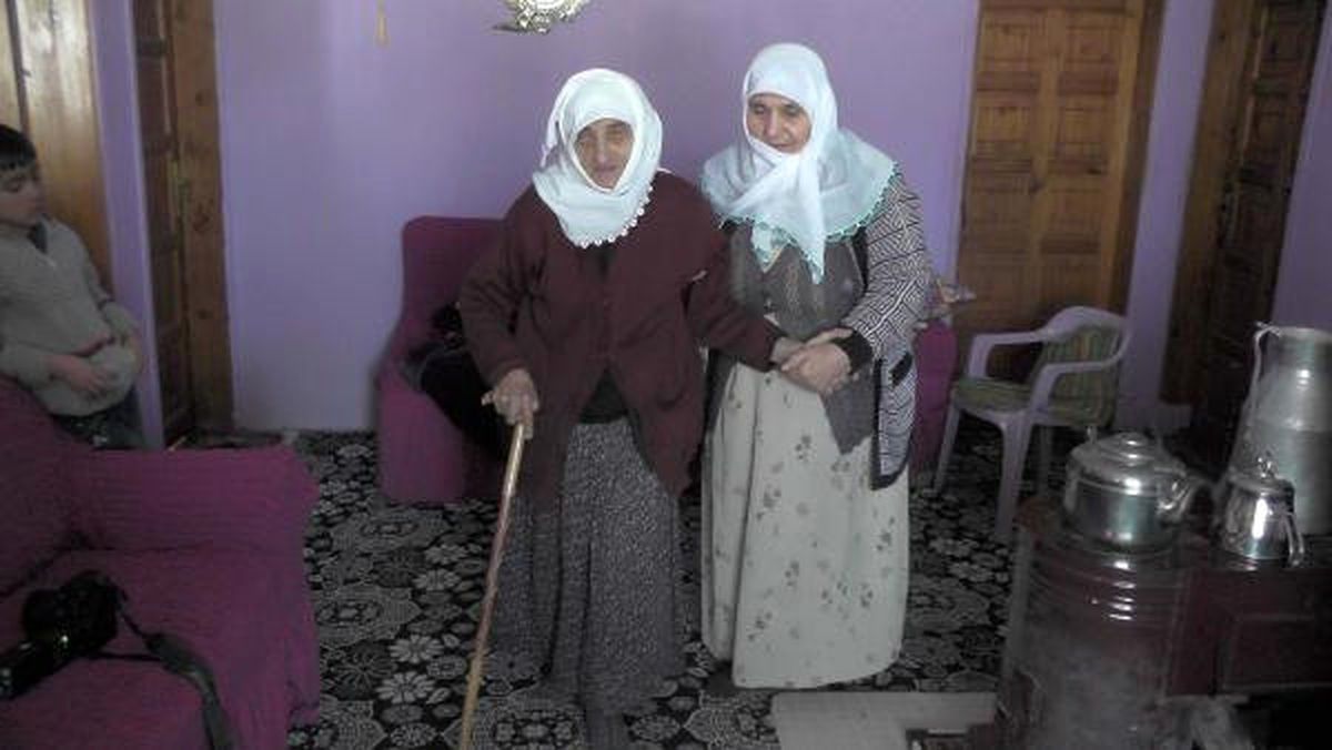Yatalak Kumasına Kardeşi Gibi Bakıyor