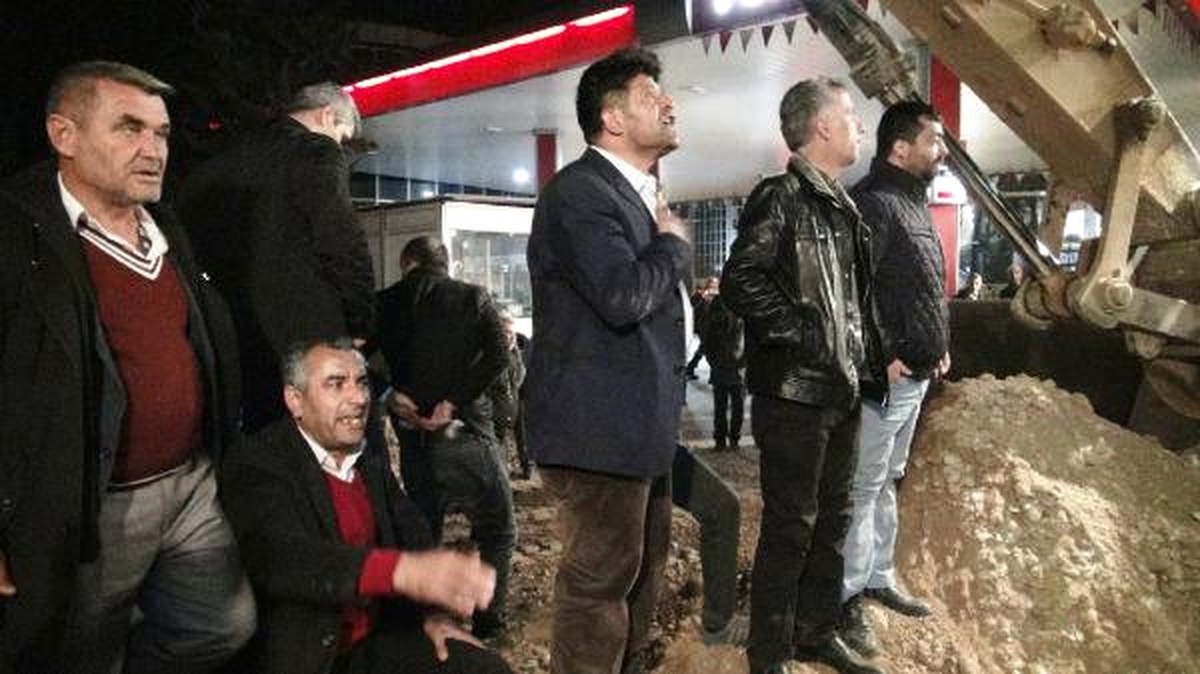 Yıkımı Önlemek İçin Kendilerini İş Makinelerinin Önüne Attılar