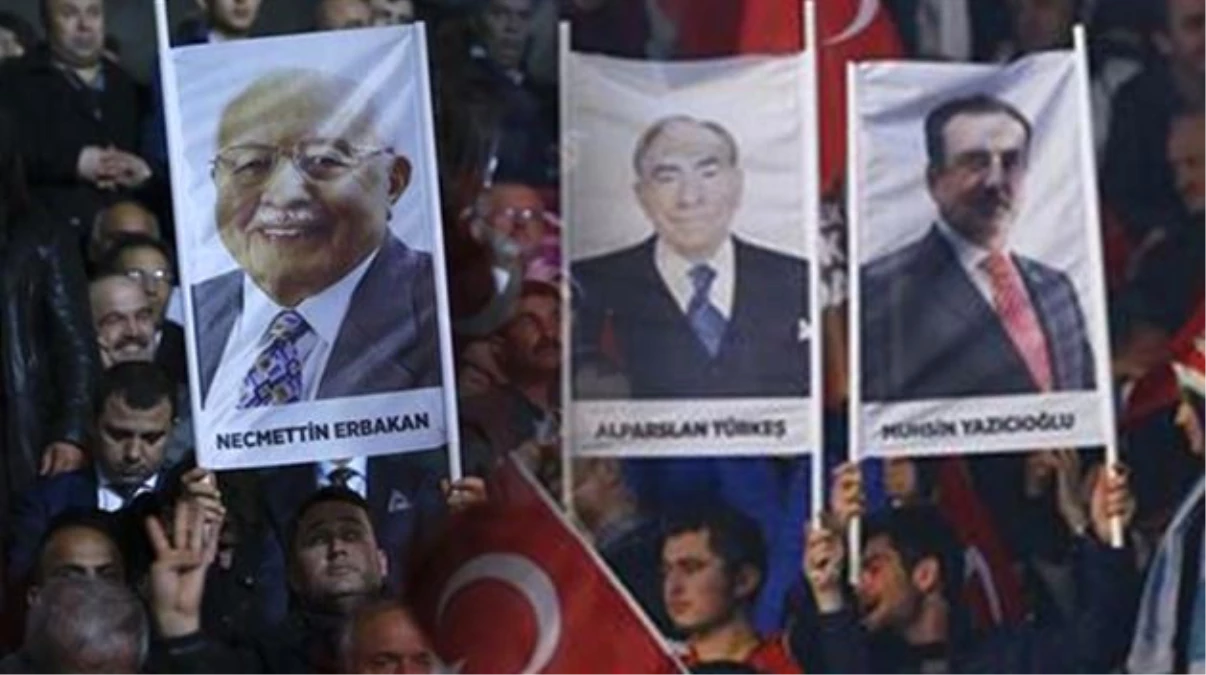 AK Parti Referandum Kampanyasında Türkeş, Yazıcıoğlu ve Erbakan Posterleri Açıldı