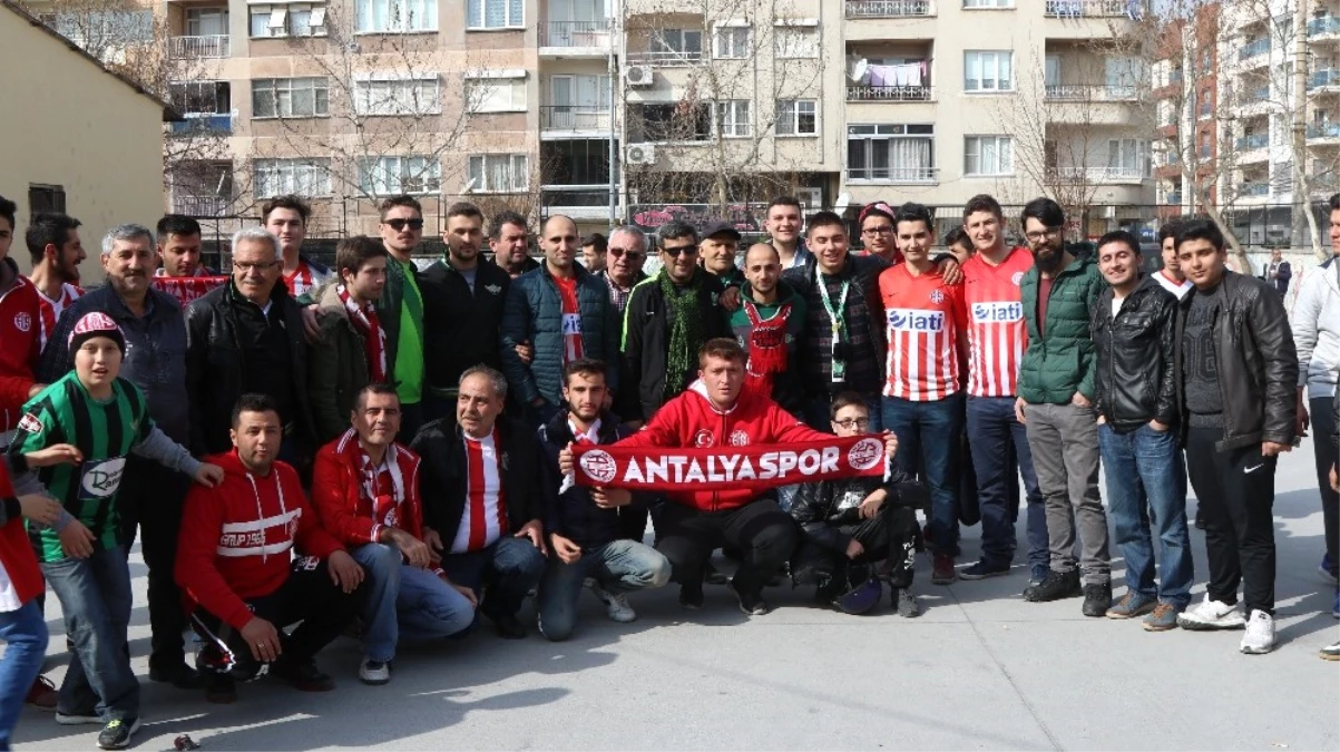 Akhisar Belediyespor ile Antalyaspor Taraftarlarından Örnek Davranış
