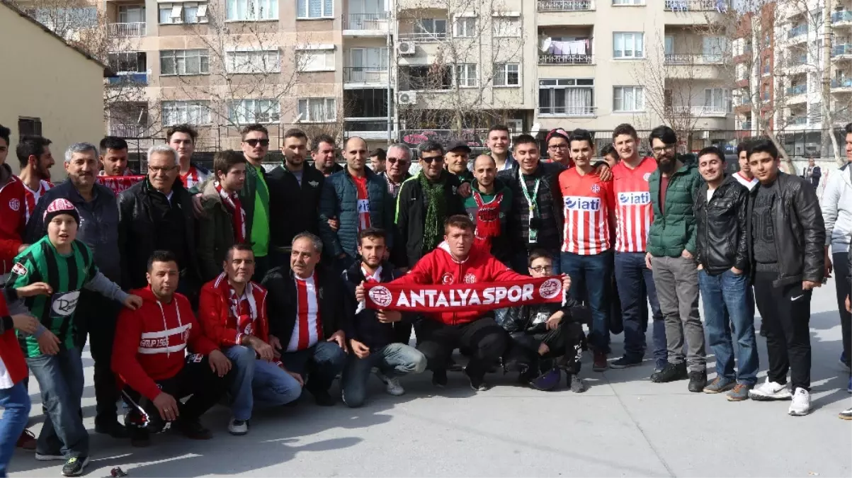 Akhisar Ile Antalyaspor Taraftarlarından Örnek Davranış