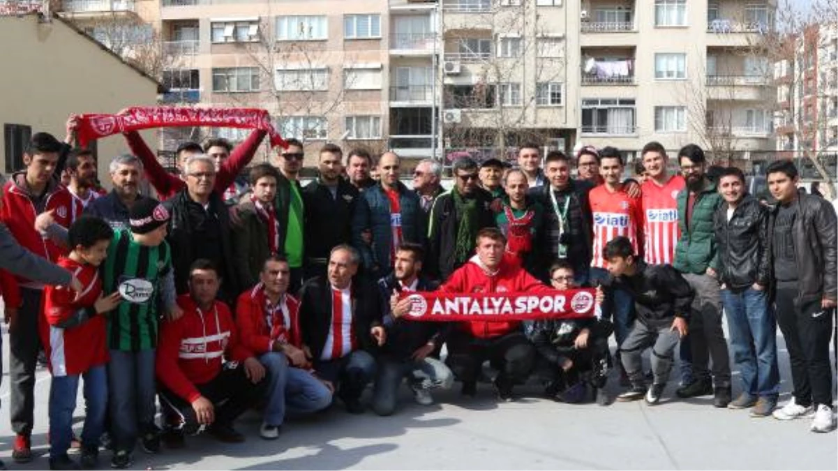 Akhisar ve Antalyaspor Taraftarından Örnek Davranış