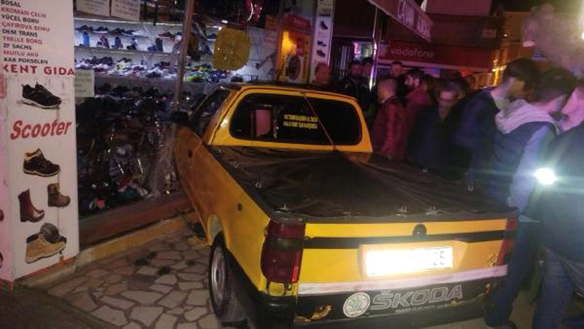 Alkollü ve Ehliyetsiz Sürücü Kamyonetle Mağazaya Daldı