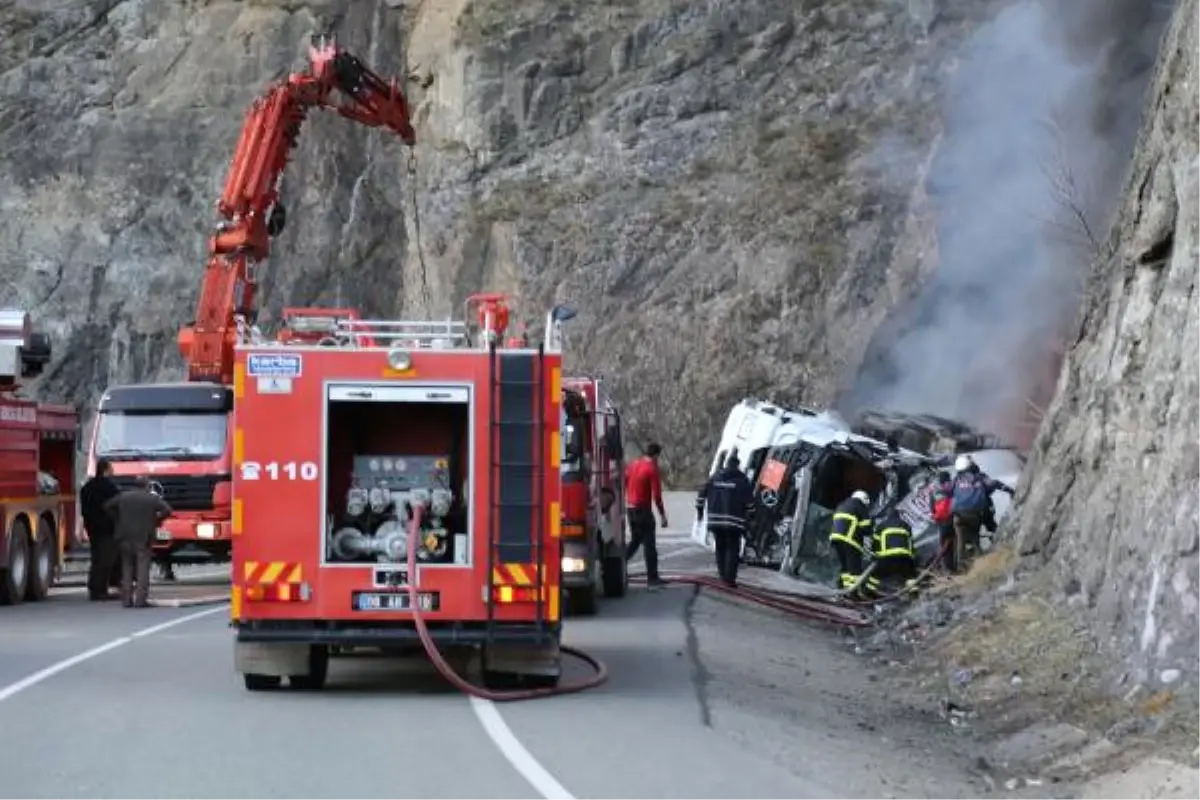 Artvin\'de Akaryakıt Yüklü Tanker Devrildi: 1 Yaralı