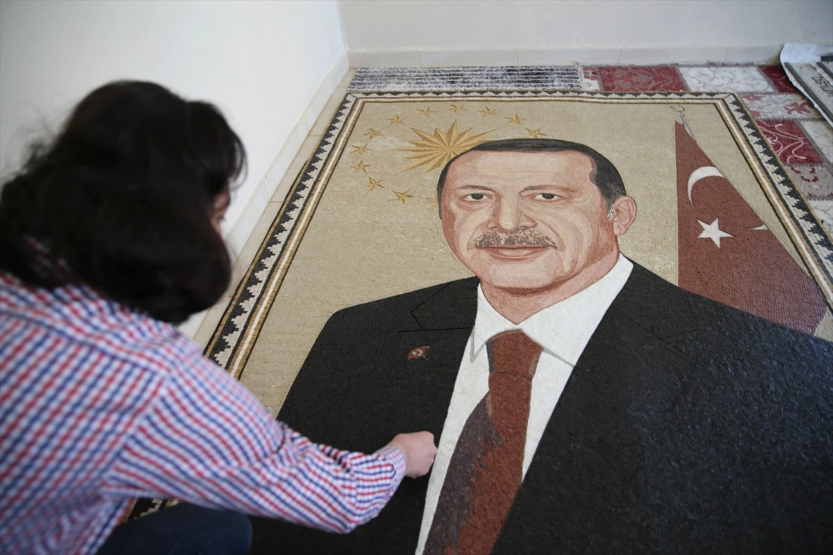 Binlerce Mozaik Kullanarak Cumhurbaşkanı\'nın Portresini Yaptı