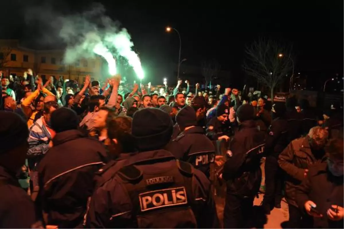 Bursasporlu Taraftarlar, Yönetimi Protesto Etti