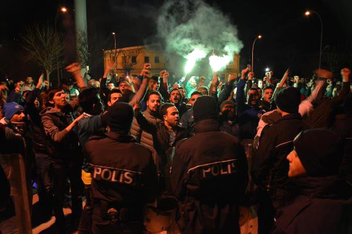 Bursasporlu Taraftarlar, Yönetimi Protesto Etti