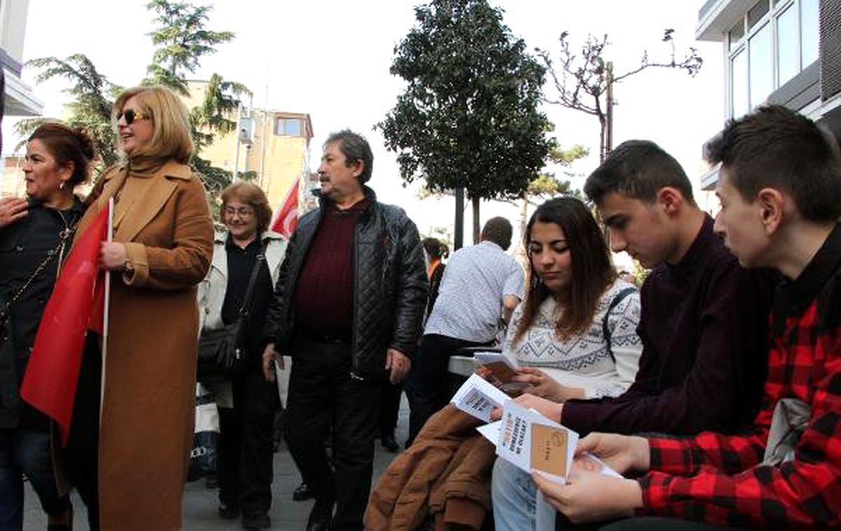 CHP\'liler \'Hayır\' Bildirisi Dağıttı