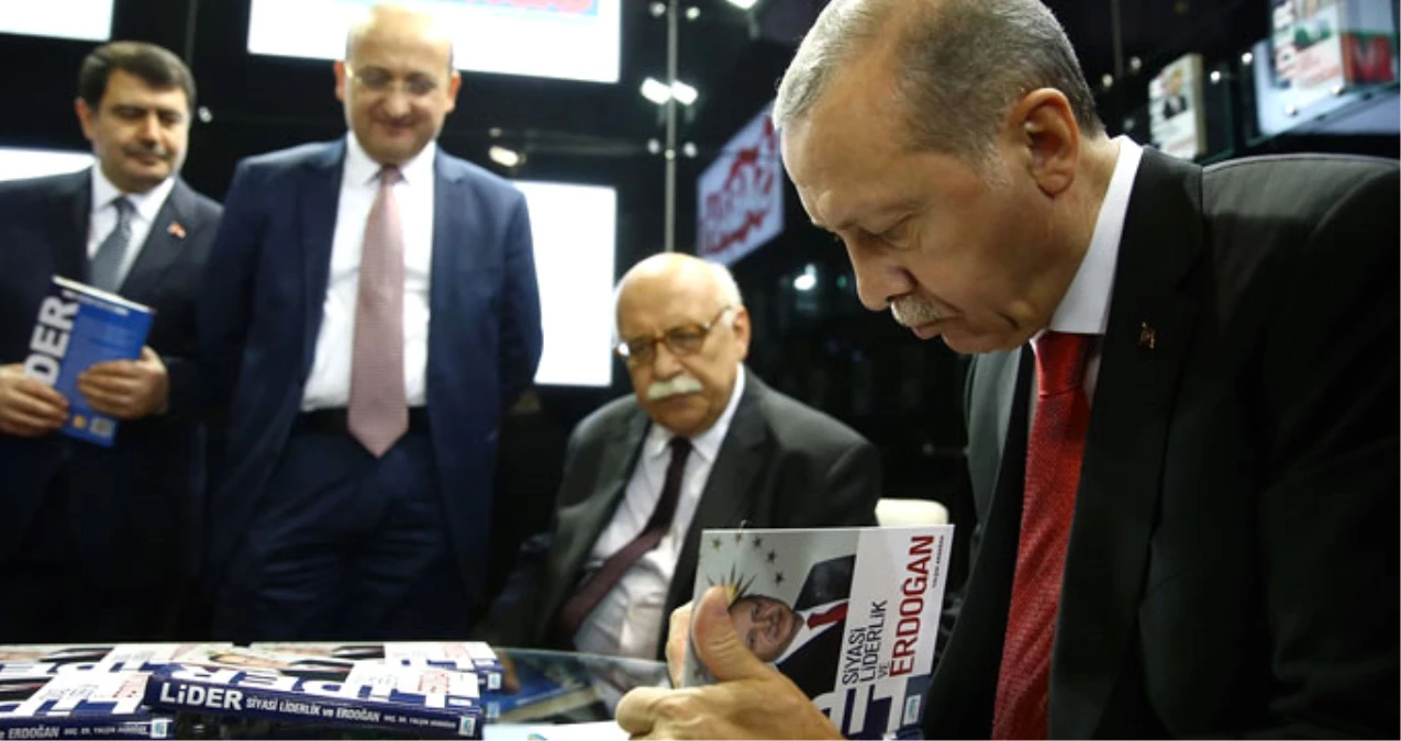 Cumhurbaşkanı Erdoğan Kitap Fuarında "Lider Erdoğan" kitabını imzaladı