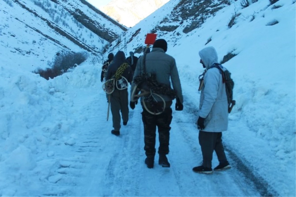 Dha Yurt - Şırnak\'ta Tanin Tanin Dağlarında 3 Metre Kalınlıktaki Kar ile Mücadele