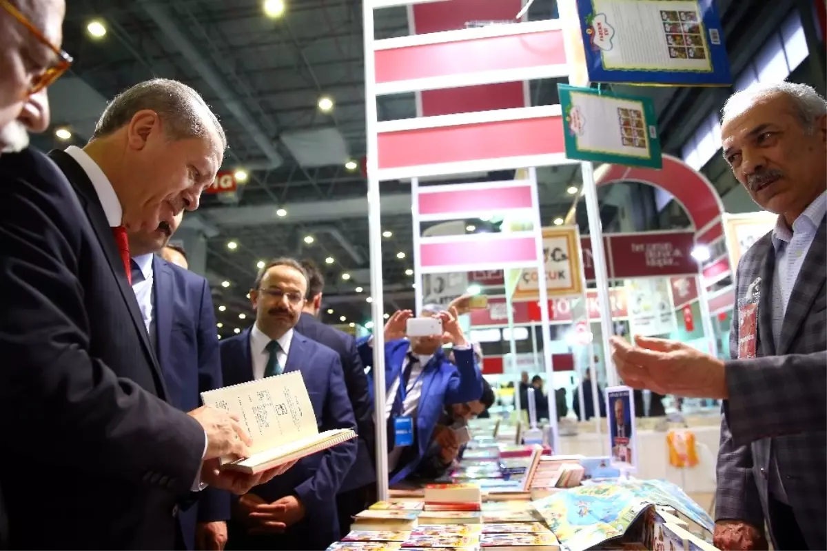 Erdoğan, Kitap Fuarını Gezdi