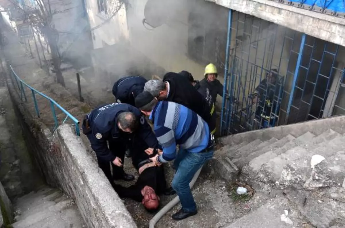 Dehşeti Yaşadılar! Eşine Bıçak Çekip Kovaladı, Evi Ateşe Verdi