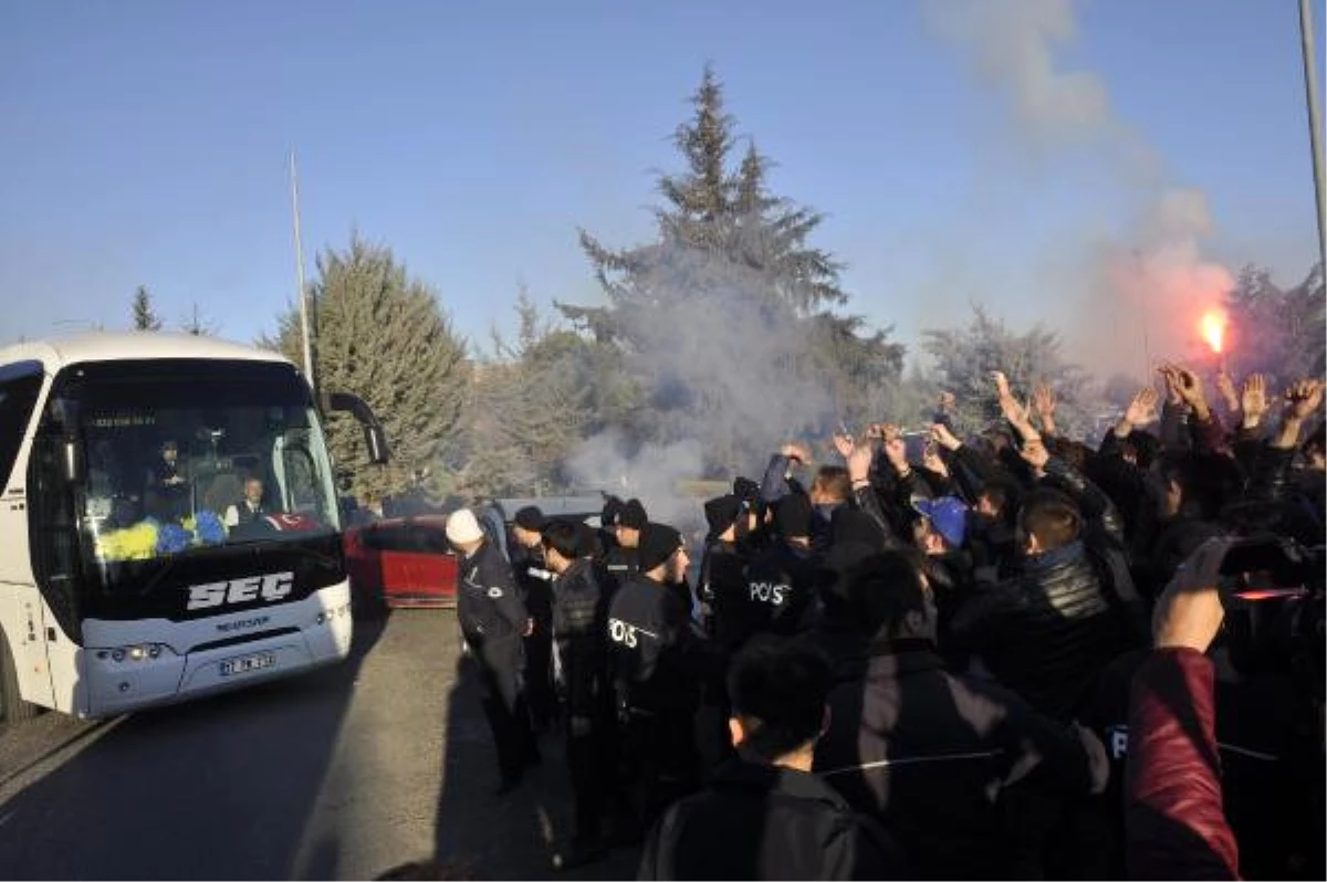 Fenerbahçe\'ye Gaziantep\'te Protestolu Karşılama