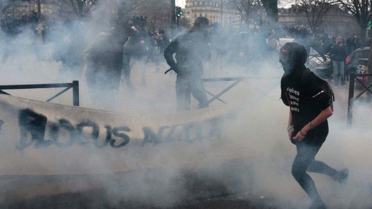 Fransa\'da Polis Şiddetine Karşı Eylemler Sürüyor