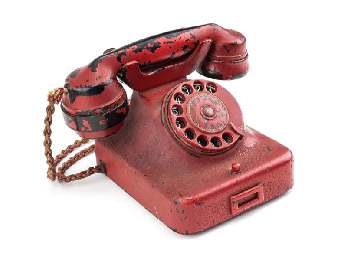 Hitler\'in Açık Artırma ile Satılan Telefonu Sahte İddiası