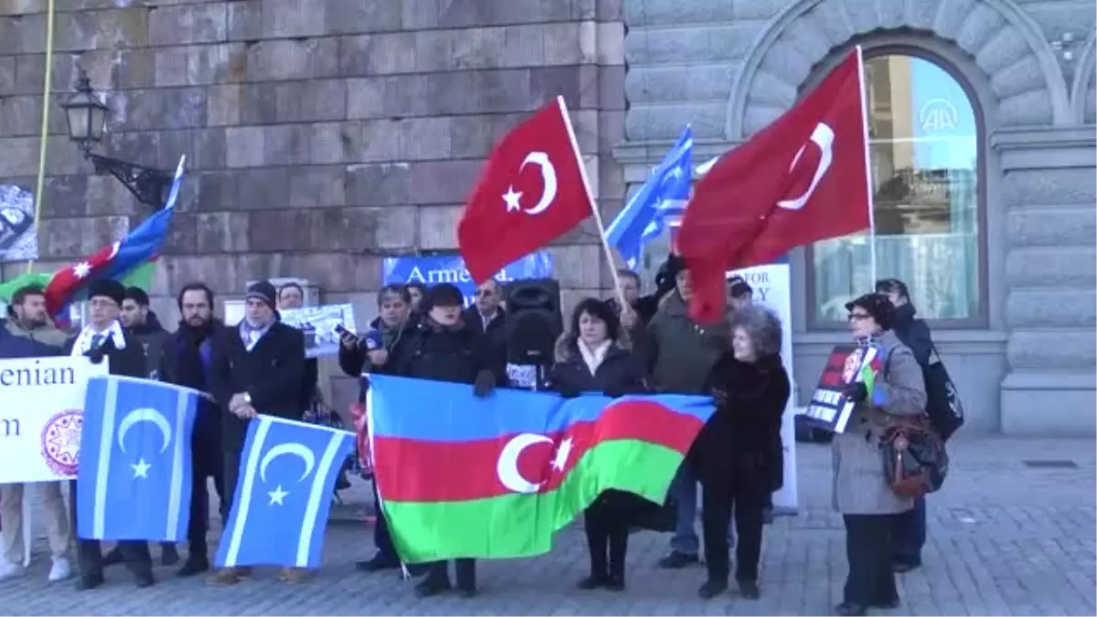 Hocalı Katliamı Isveç Parlamentosu Önünde Protesto Edildi