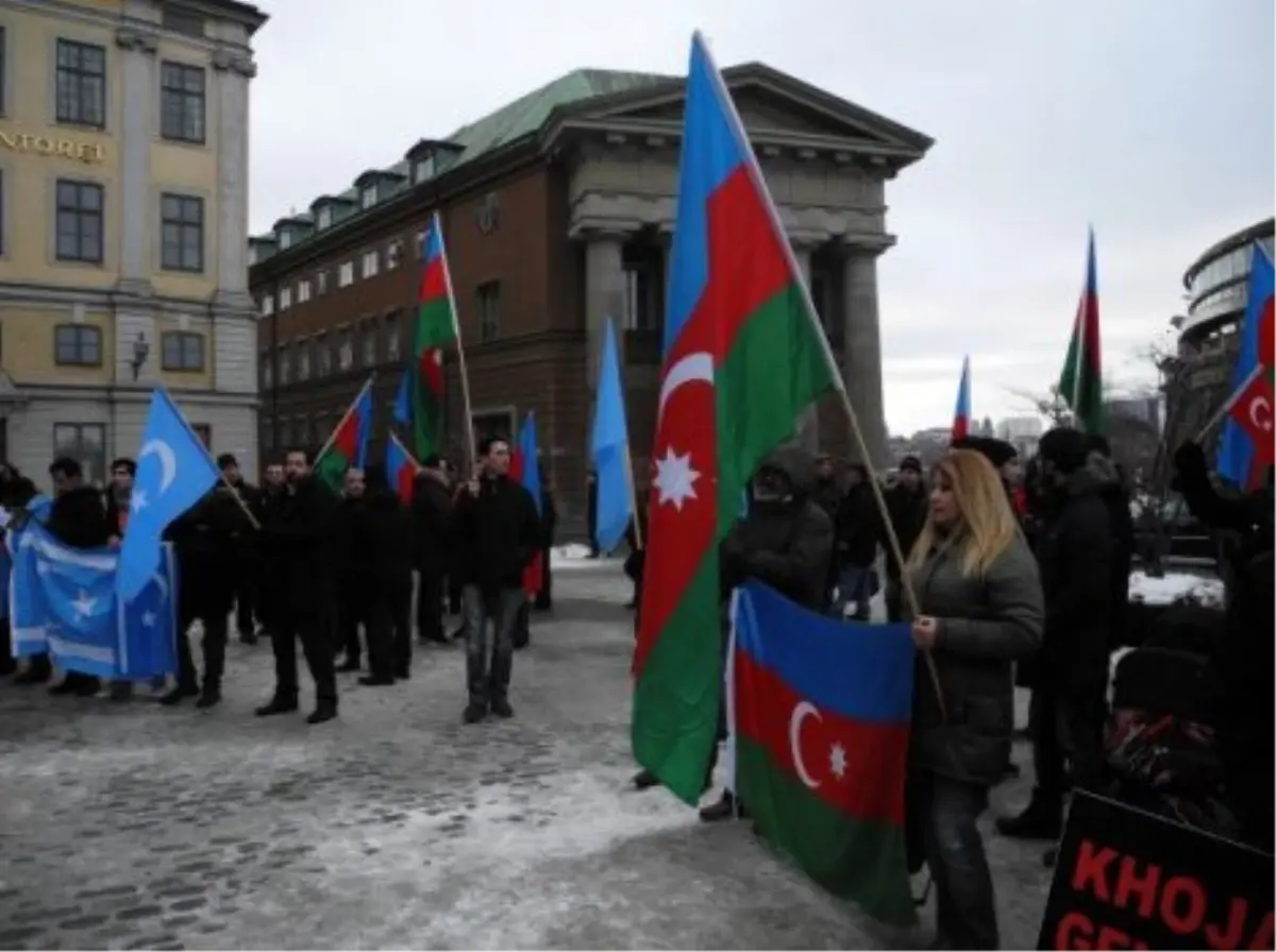 Hocalı Katliamı İsveç Parlamentosu Önünde Protesto Edildi