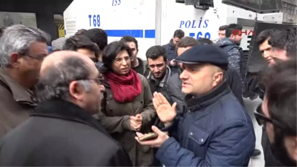 Istiklal Caddesi\'nde Hayır Yürüyüşü