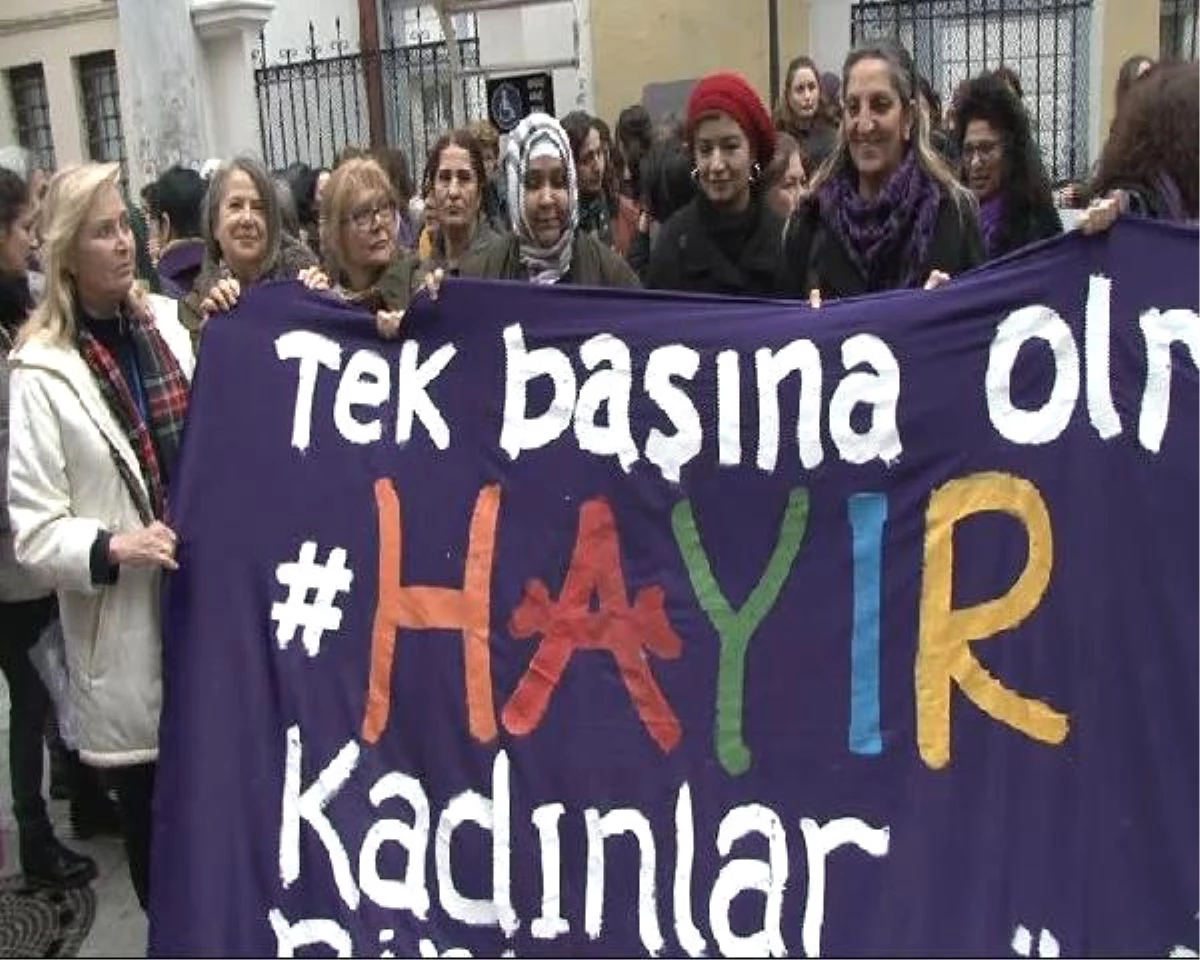 Kadıköy\'de Kadınlardan Eylem
