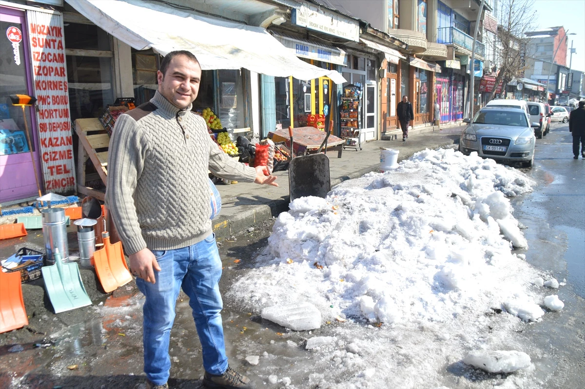 Kar Kütlesinin Altında Kalmaktan Son Anda Kurtuldular