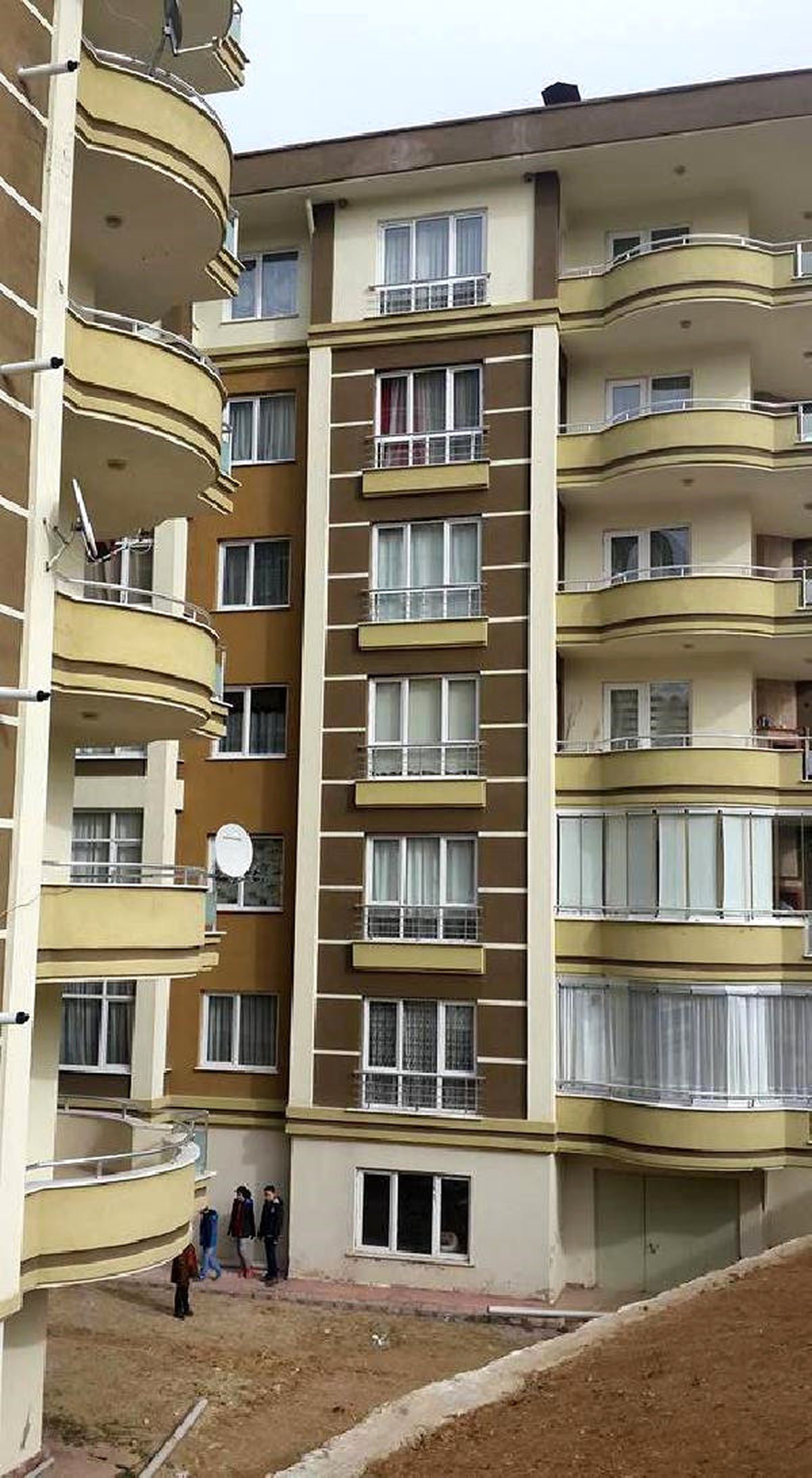 Kastamonu\'da 6\'ncı Kattan Düşen Çocuk Yaralı Kurtudu