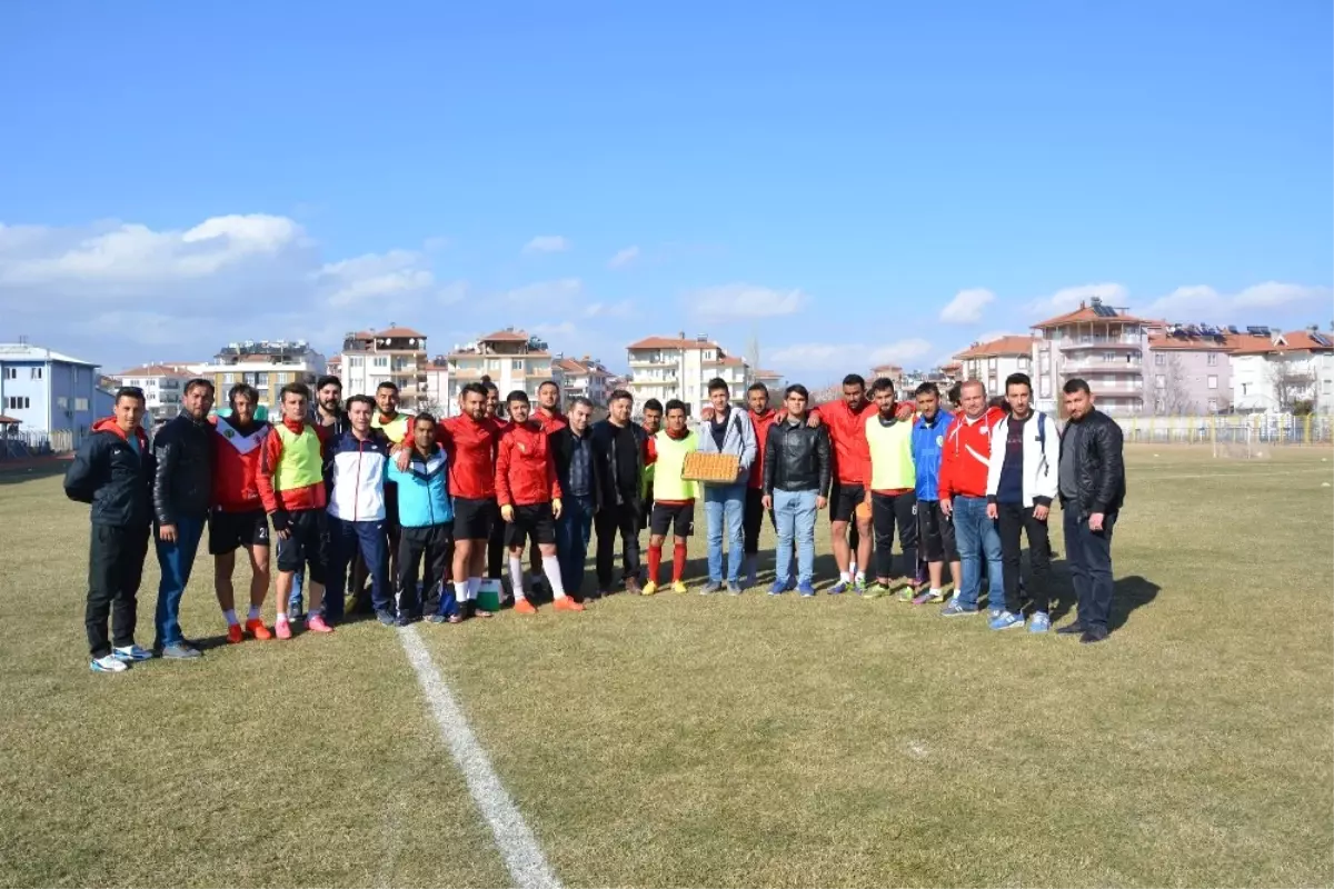 Korkuteli Belediyespor\'a Tatlı İkramı