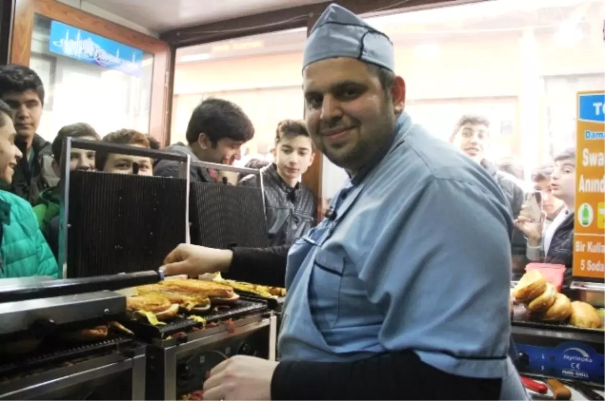 Yoğun İlgiyle Karşılaşan Tostçu Erol, Artık Randevu Usulü Tost Satacak