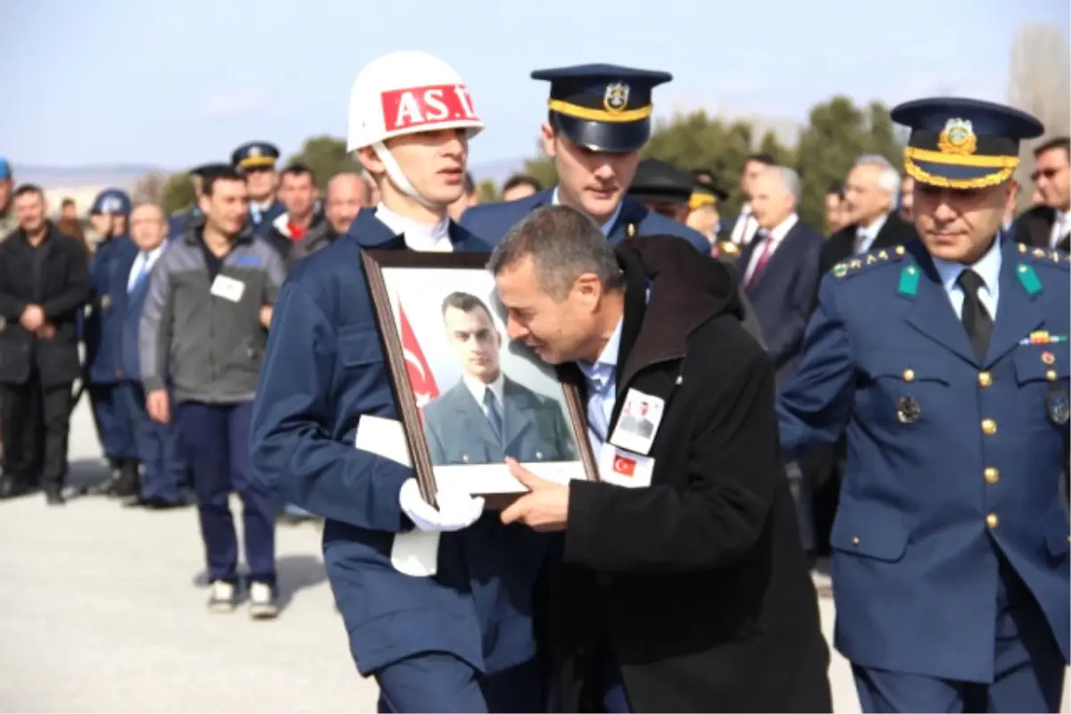 Şehit Babası Oğlunun Tabutunu Taşıdı