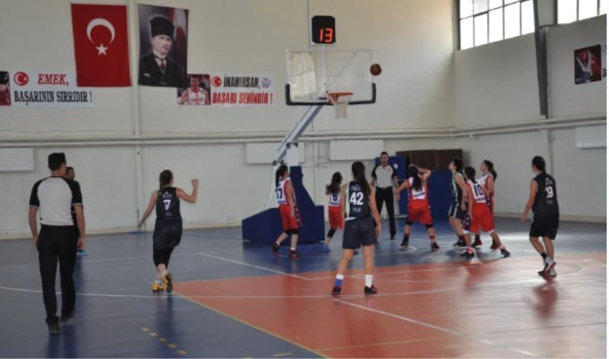 Simav\'da Basketbol Grup Maçları Başladı