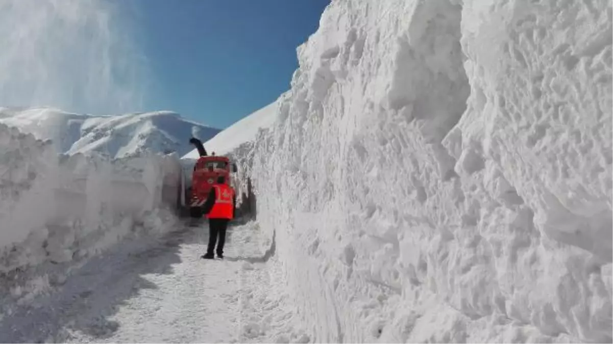 Şırnak\'ta Tanin Tanin Dağları\'nda 3 Metre Kalınlıktaki Kar ile Mücadele