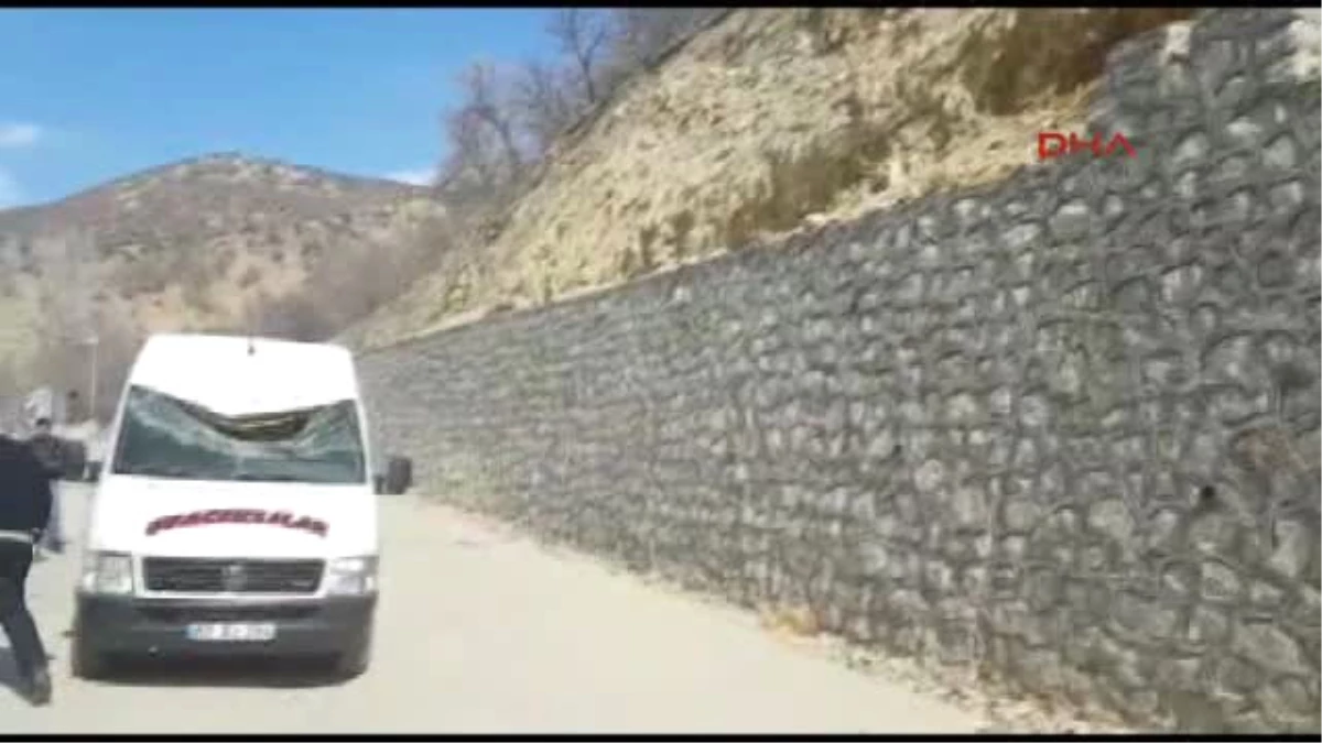 Tunceli Dağdan Kopan Kaya Parçası Minibüsün Üstüne Düştü
