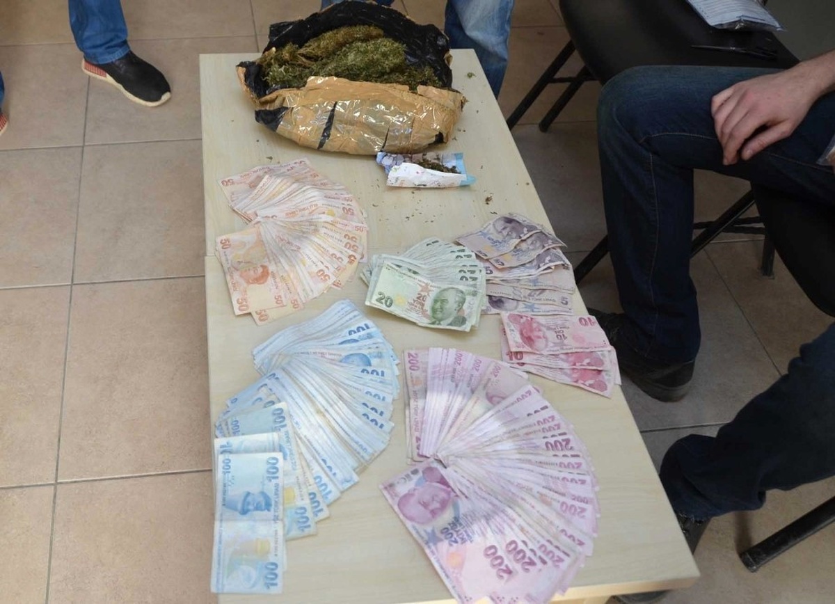 Zehir Taciri Kadın, Yarım Kilo Esrar ve 31 Bin TL ile Yakalandı