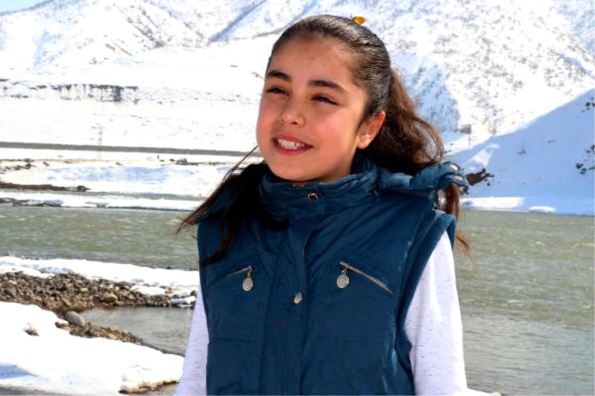 11 Yaşındaki Dilara, Buz Tutan Murat Nehri\'ne Ay -yıldız Çizdi