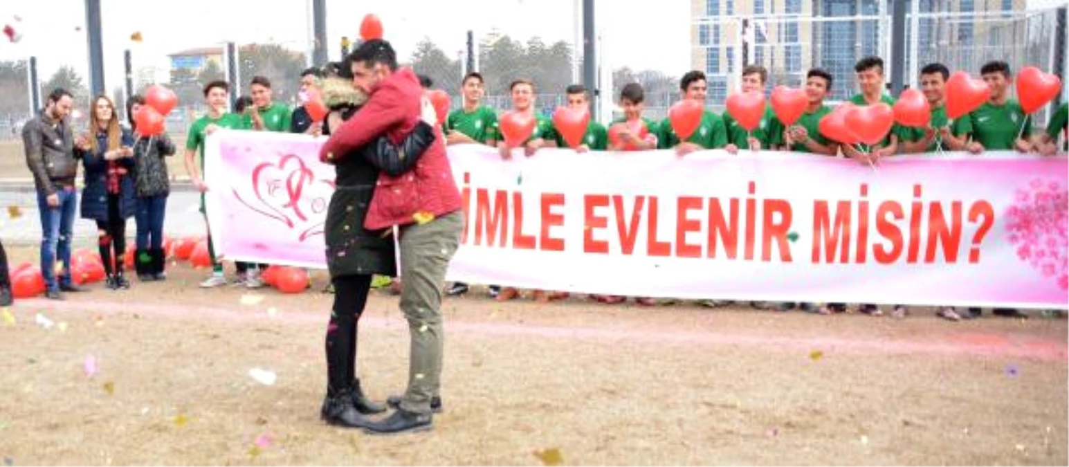Altyapı Antrenörü Maç Öncesi Kız Arkadaşına Evlenme Teklif Etti