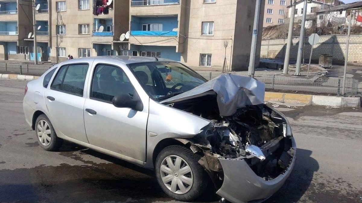 Aşkale\'de Maddi Hasarlı Trafik Kazası