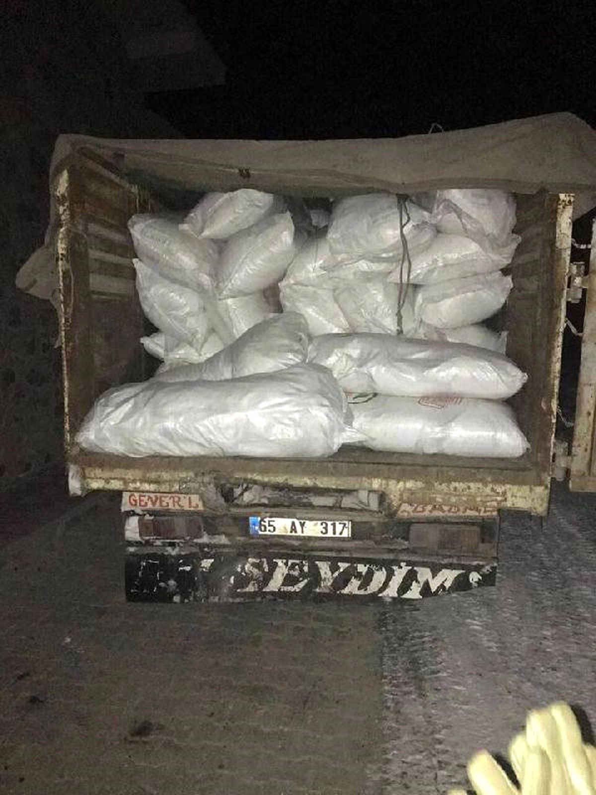 Başkale\'de Kaçak Çay ve Sigara Ele Geçirildi
