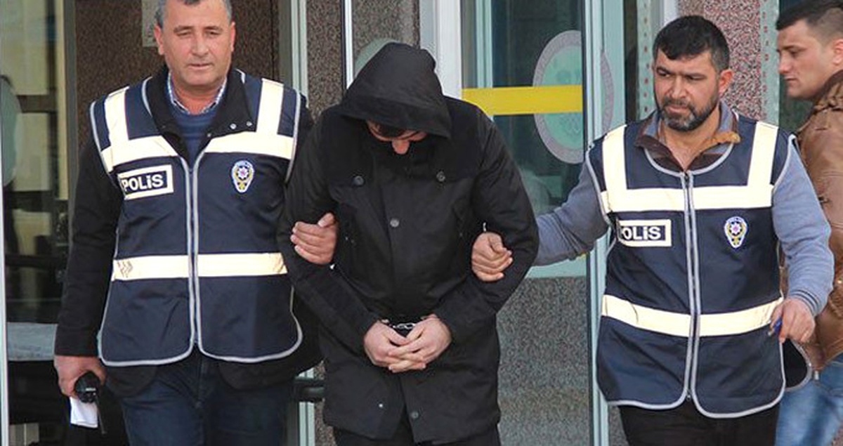 Canı Sıkıldığı Için Otomobillerin Aynasını Kırmış