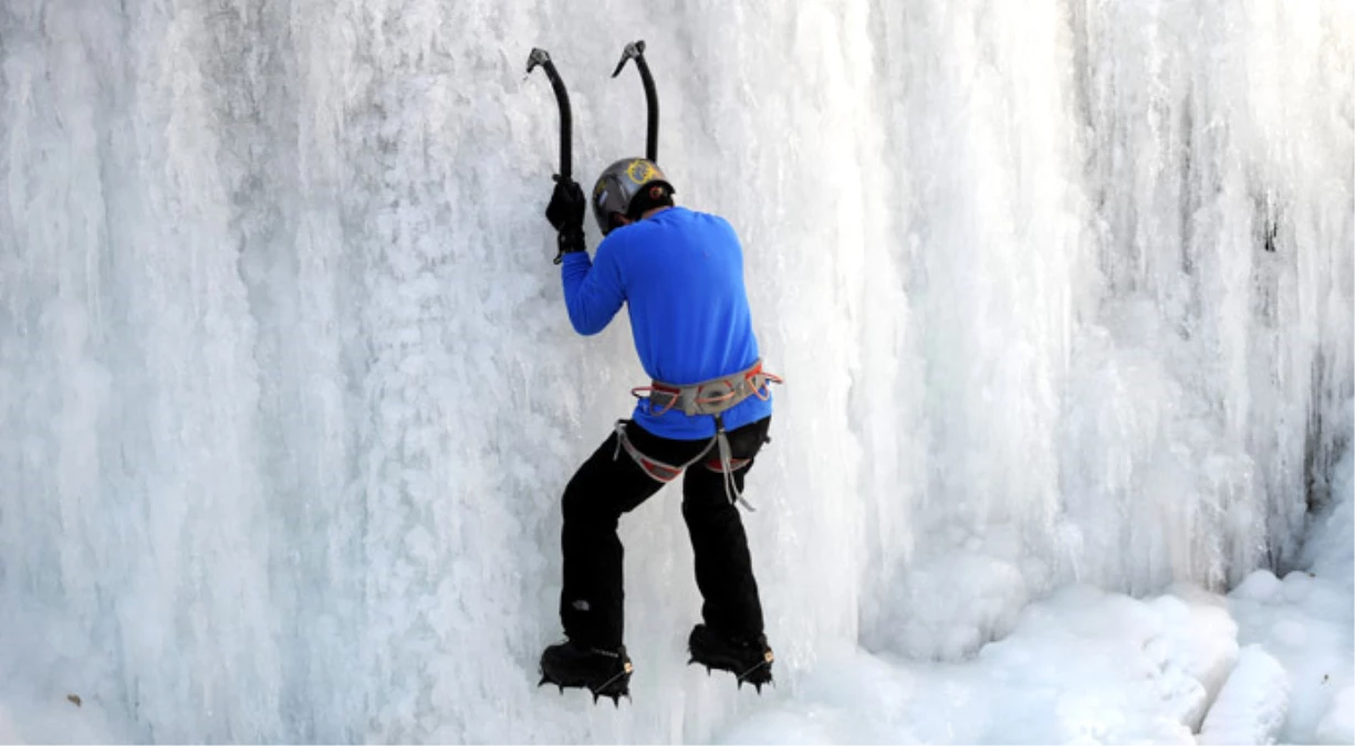 Dağcılar Buzul Şelalesine Tırmanış Yaptı