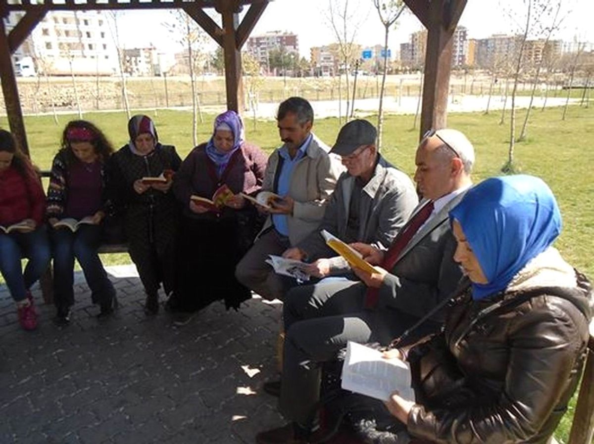 Ergani\'de Parkta Kitap Okuma Etkinliği