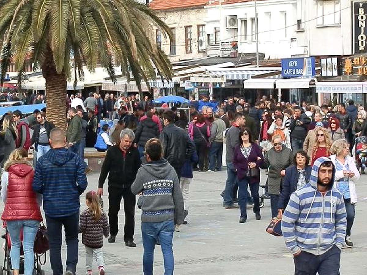 Foça\'da Kış Ortasında Yaz Sezonunu Yaşadı