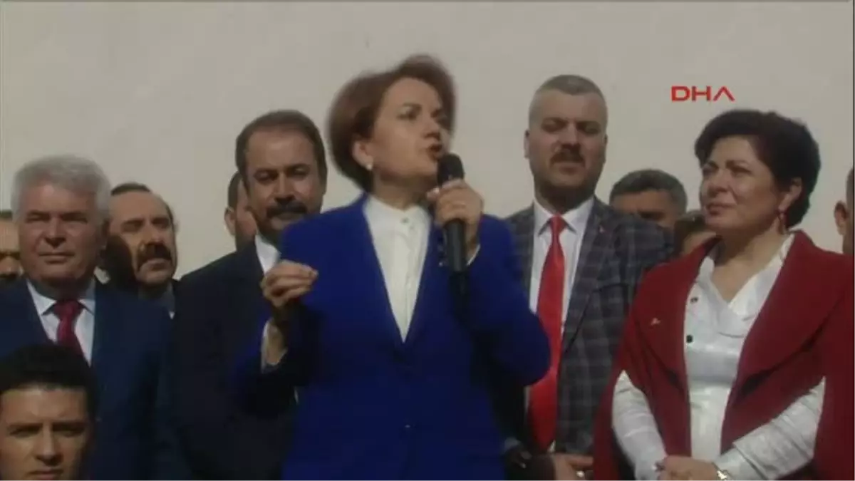 Gittiğim Her Yerde Ampul Patlıyor Diyen Meral Akşener, Toplantıya Elinde Fenerle Geldi