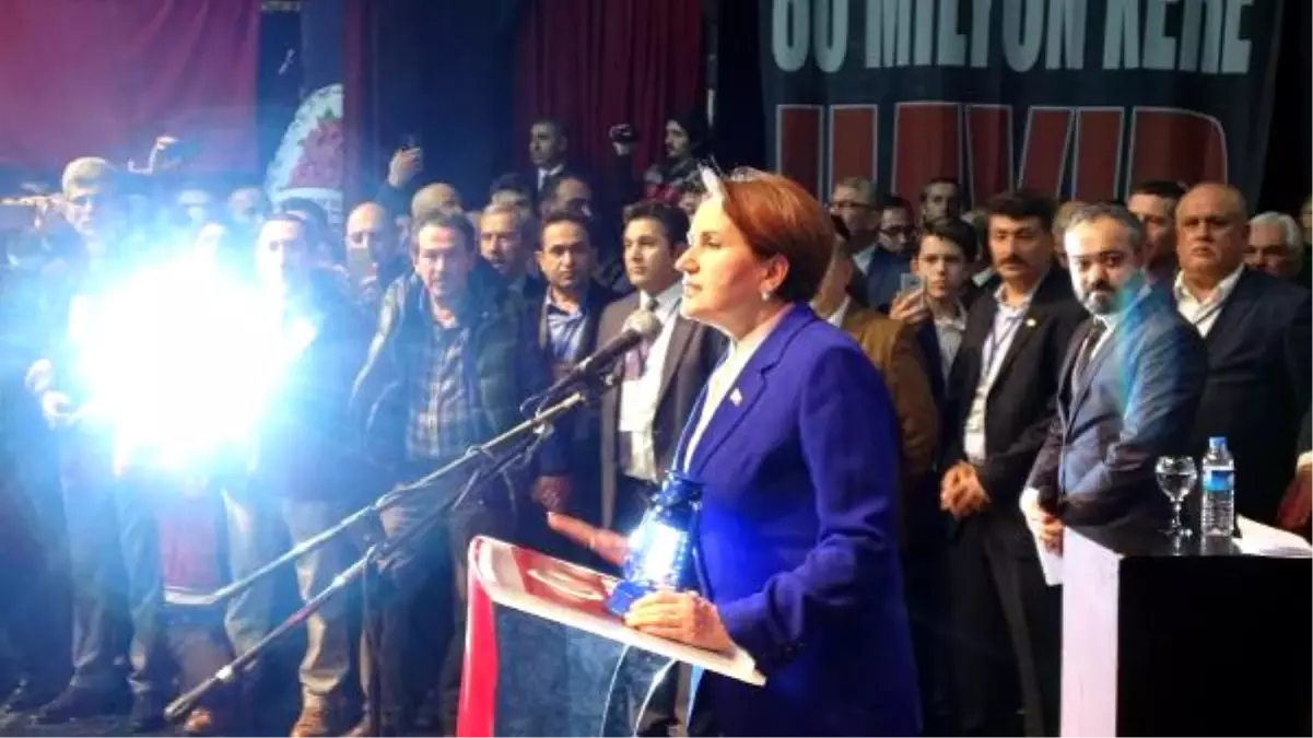 "Gittiğim Her Yerde Ampul Patlıyor" Diyen Meral Akşener, Toplantıya Elinde Fenerle Geldi (1)