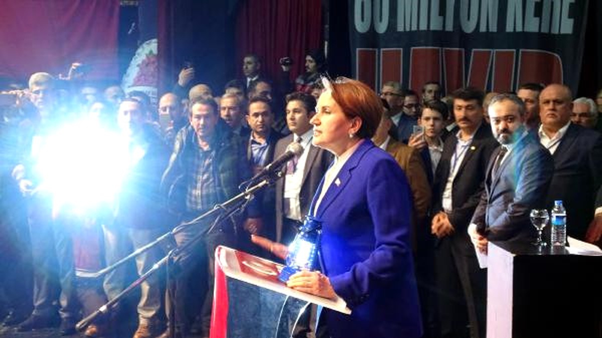 "Gittiğim Her Yerde Ampul Patlıyor" Diyen Meral Akşener, Toplantıya Elinde Fenerle Geldi (4)
